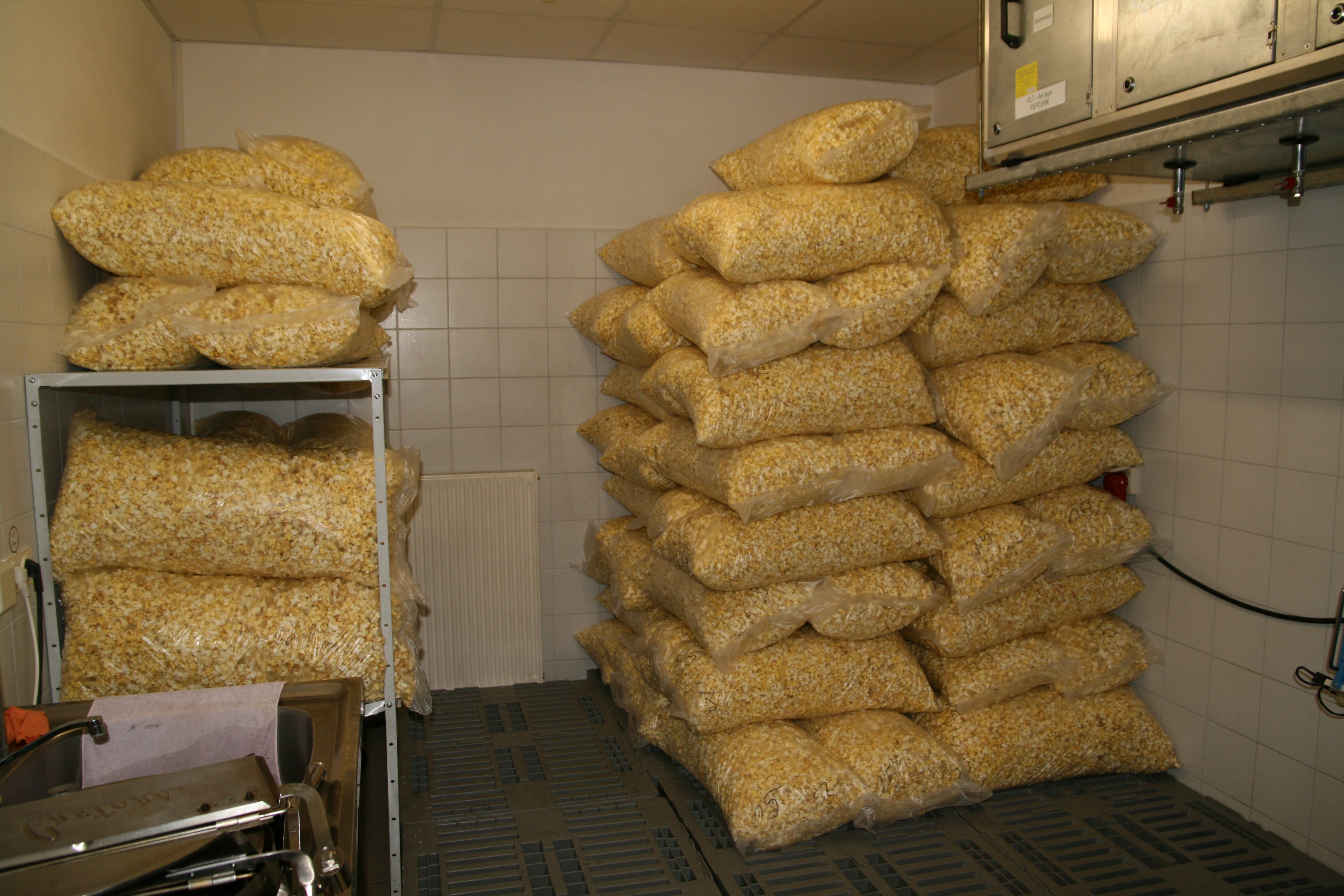 Popcorn wird auf Vorrat für den Abend produziert Popcorn wird auf Vorrat für den Abend produziert